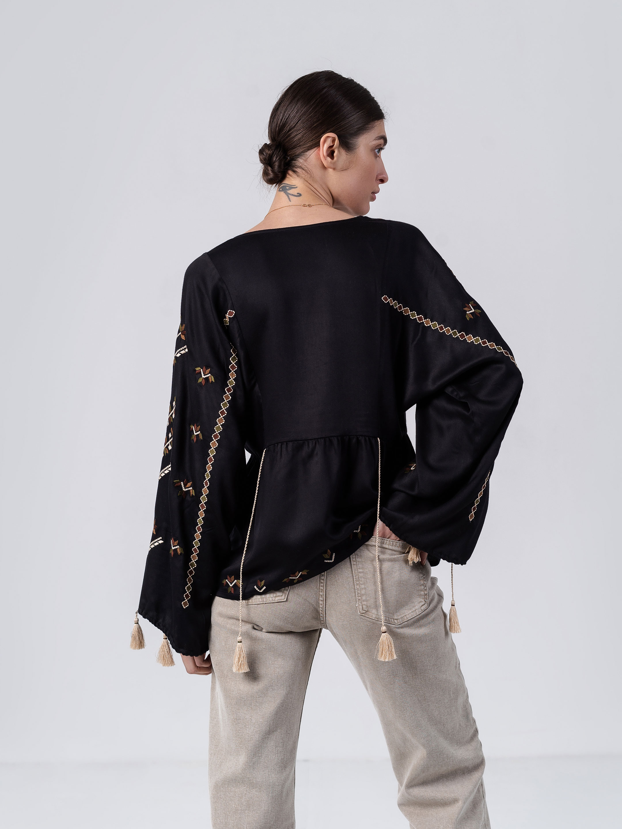 Lightweight free-cut blouse with ornaments Indi photo
