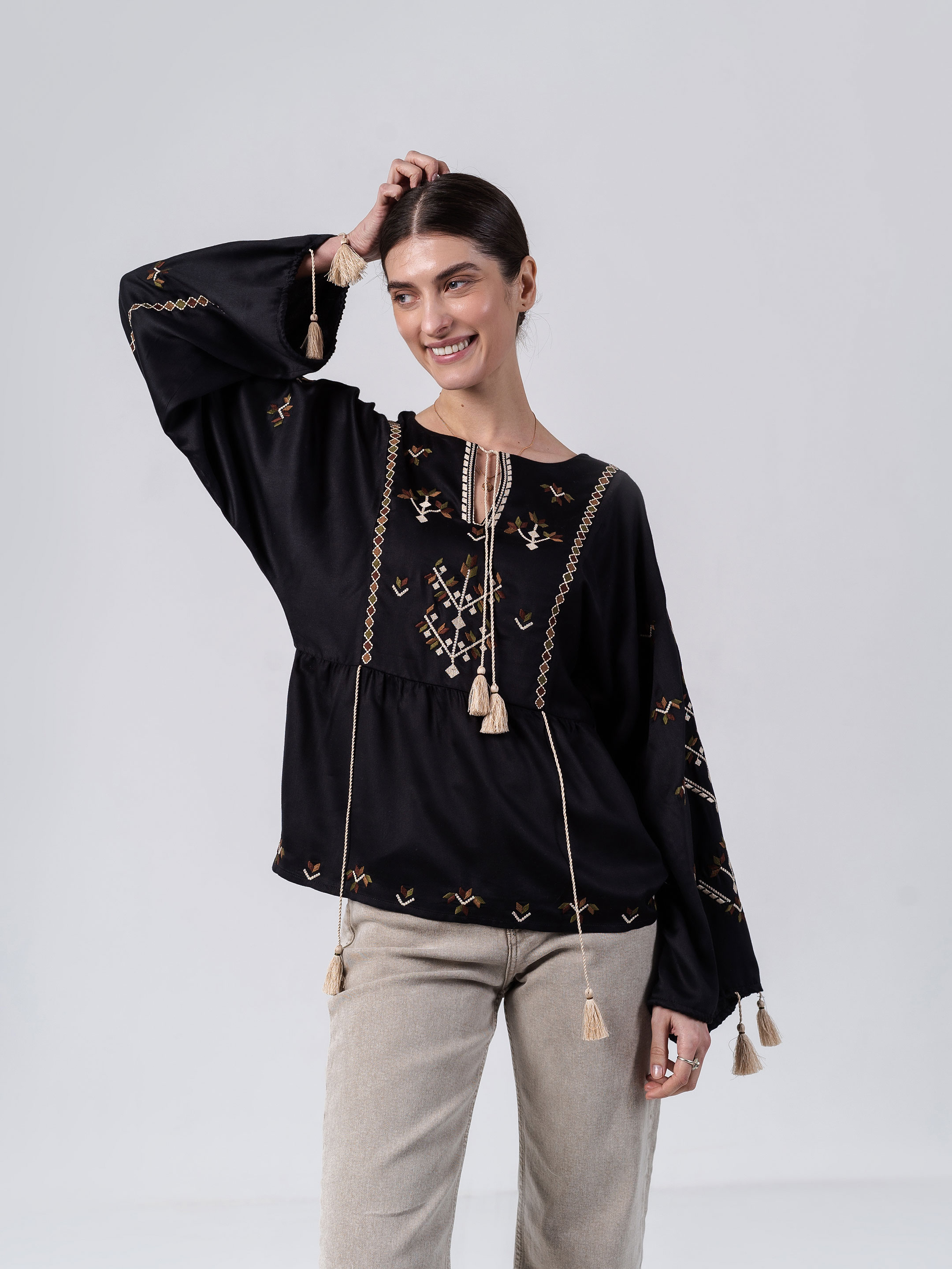 Lightweight free-cut blouse with ornaments Indi fitting