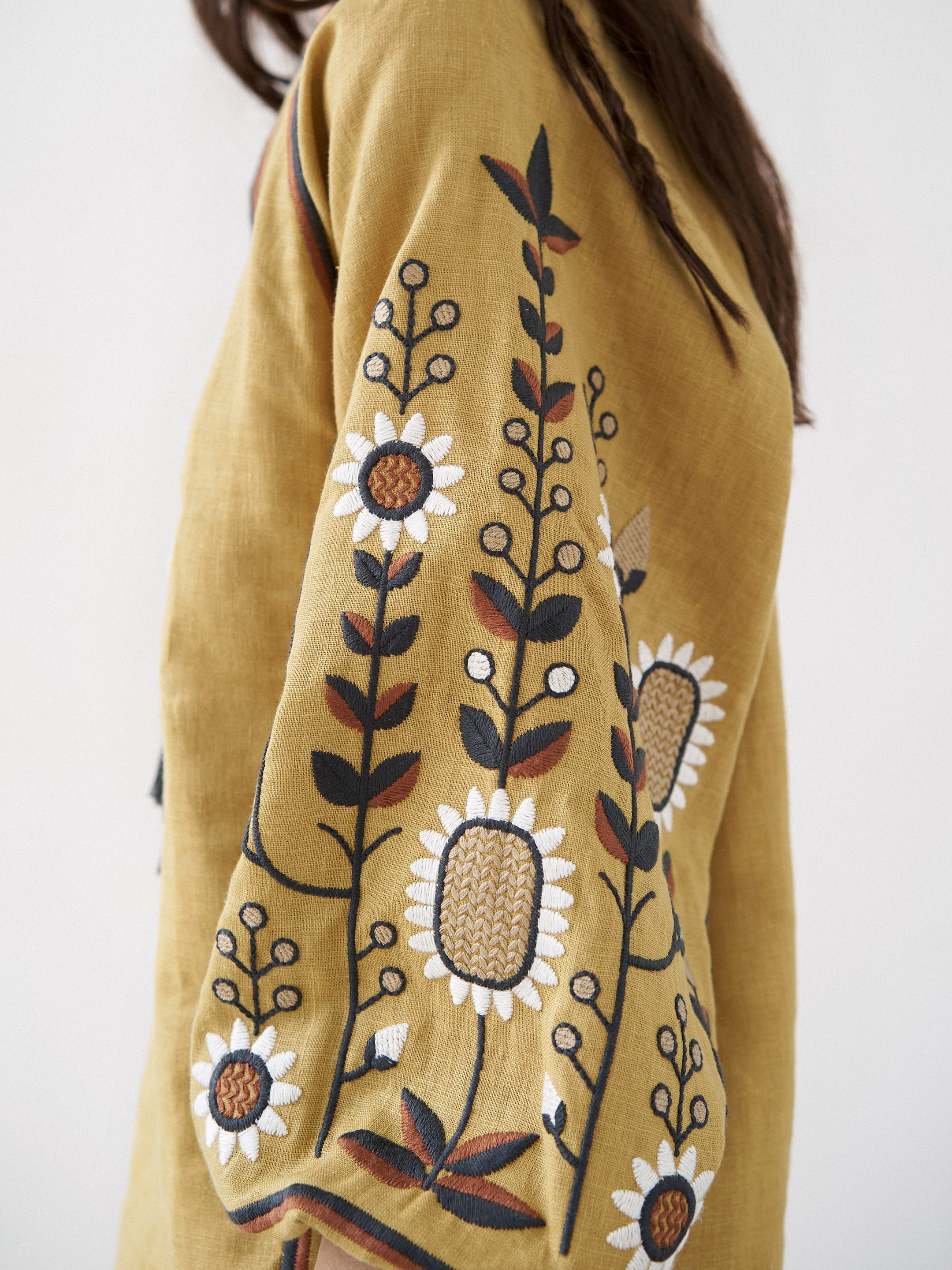 Women's vyshyvanka with floral embroidery Sonyakh ціна