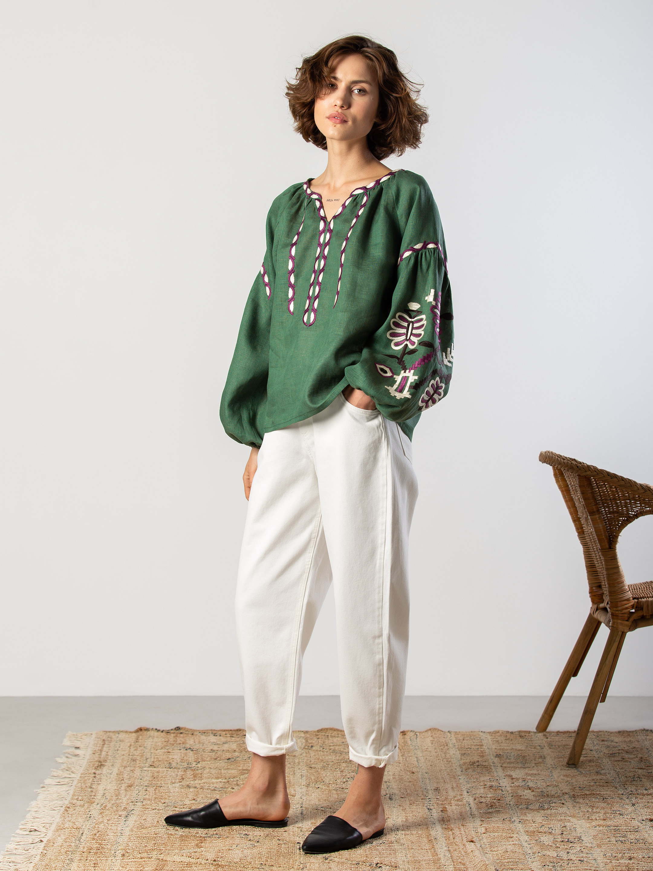 Embroidered shirt in linen with floral ornament Butterfly green choose