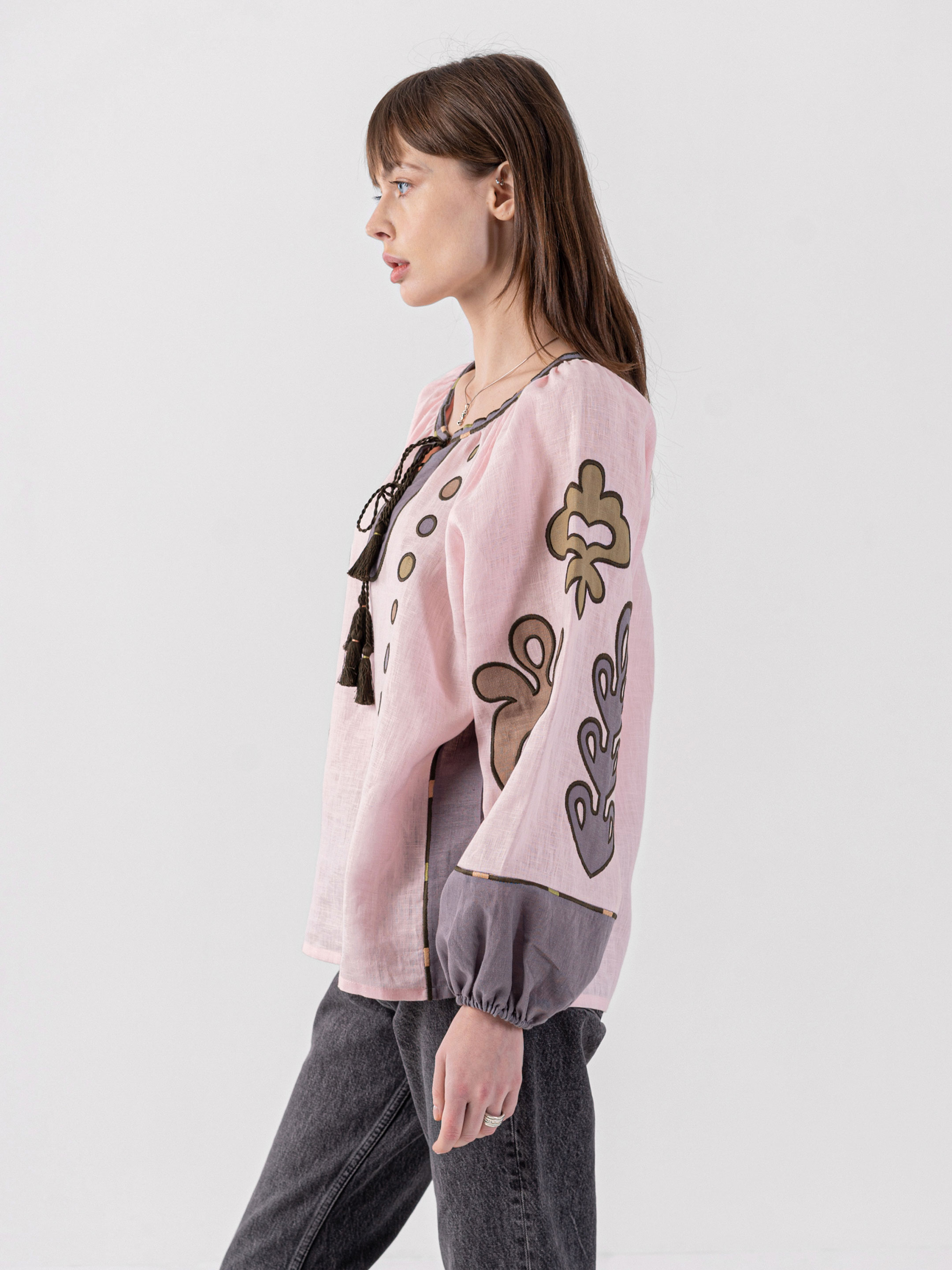 Pale pink linen blouse with applique Meduza fitting