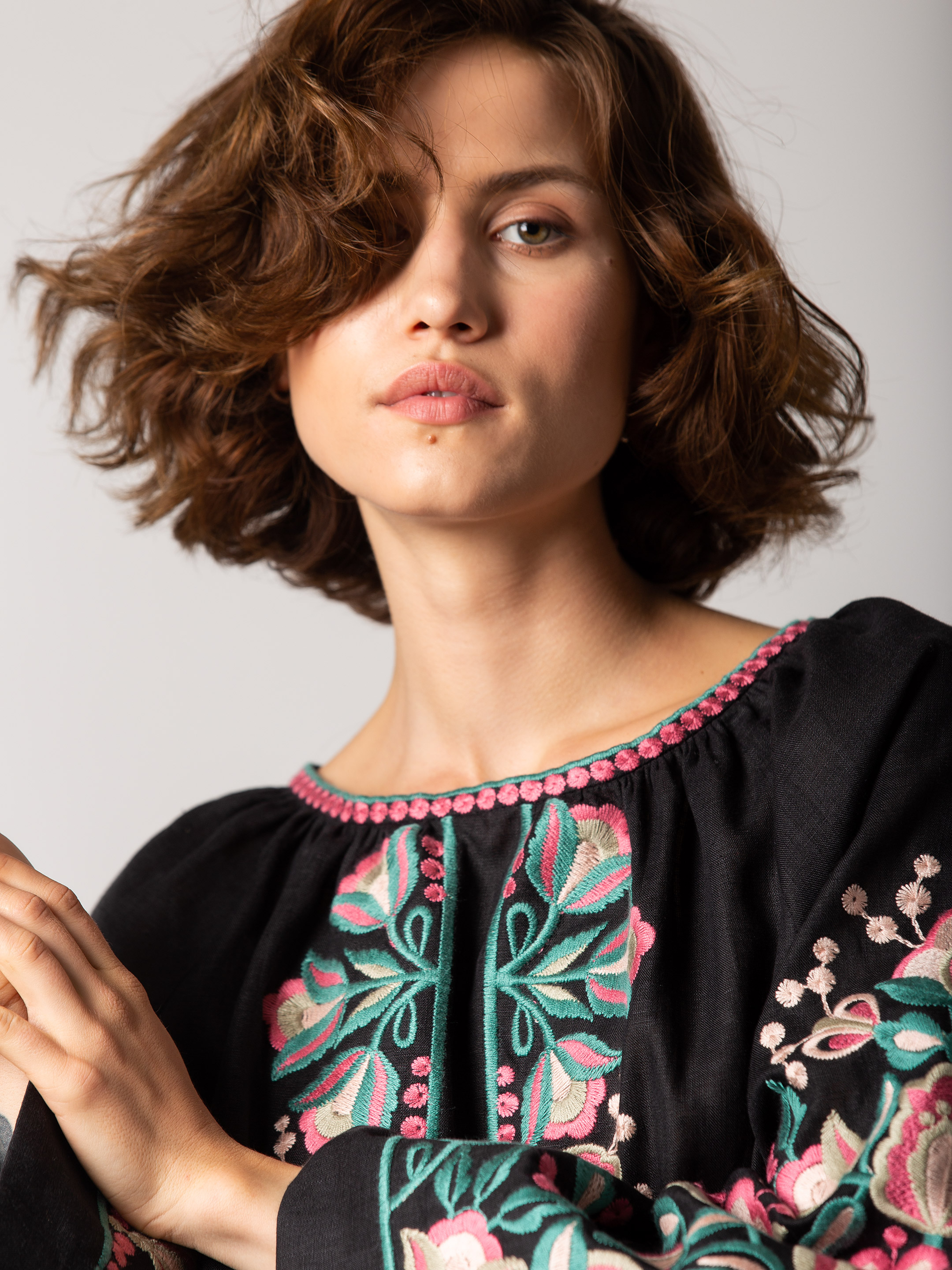 Black shirt with floral ornament Herb choose