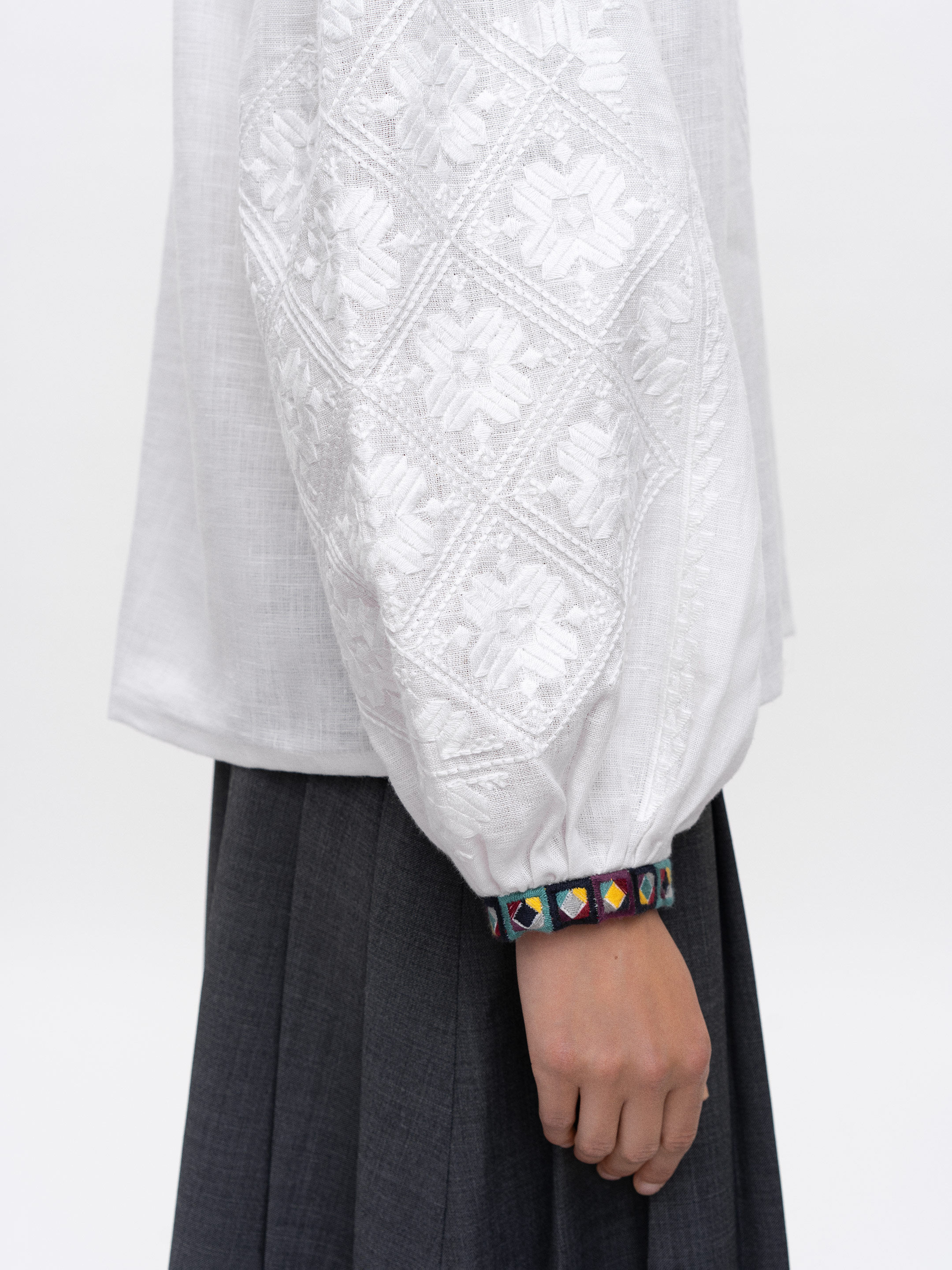 White embroidered shirt Siayvo photo