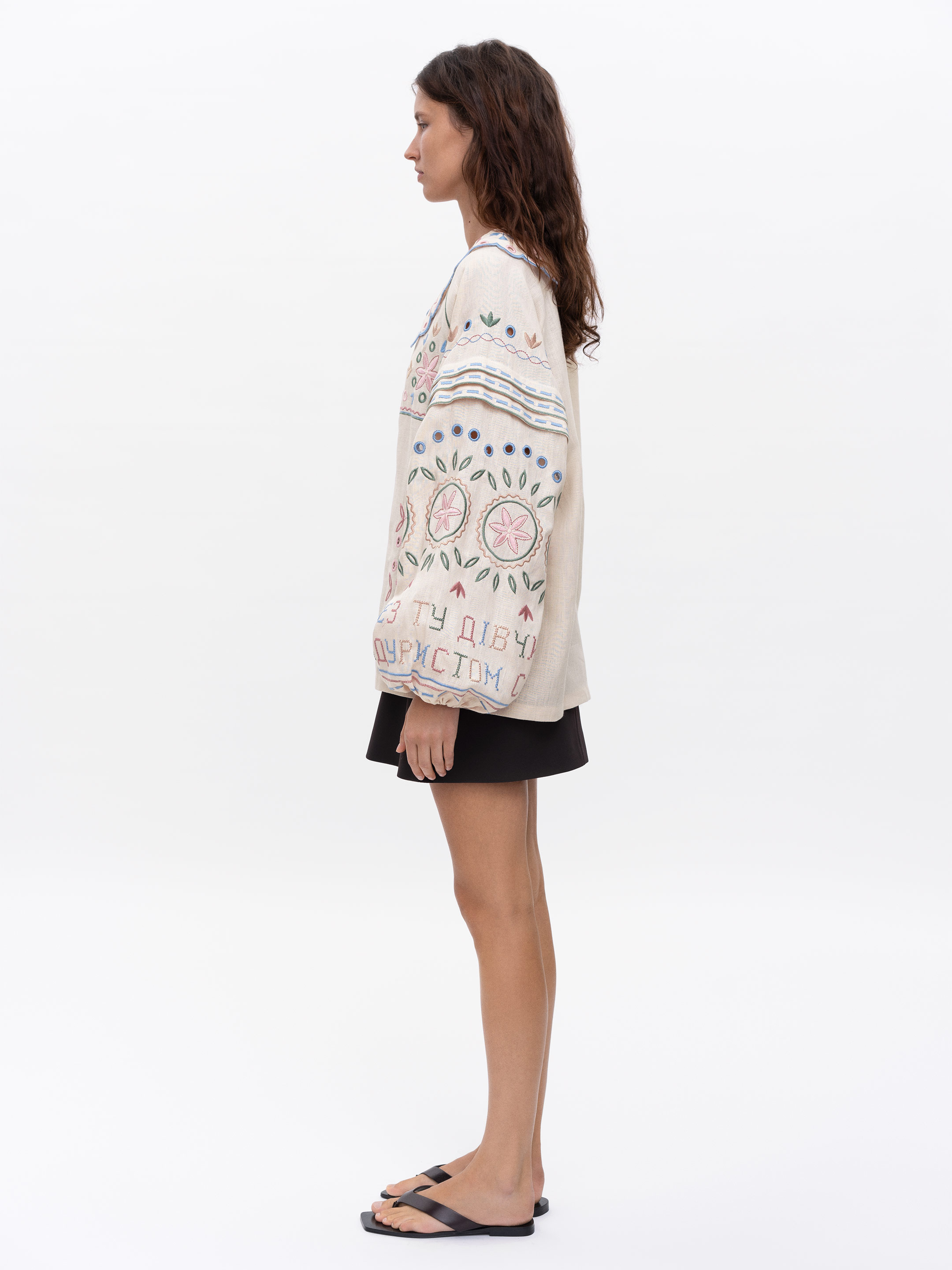 Embroidered beige linen shirt with a collar Bandura in Ukraine