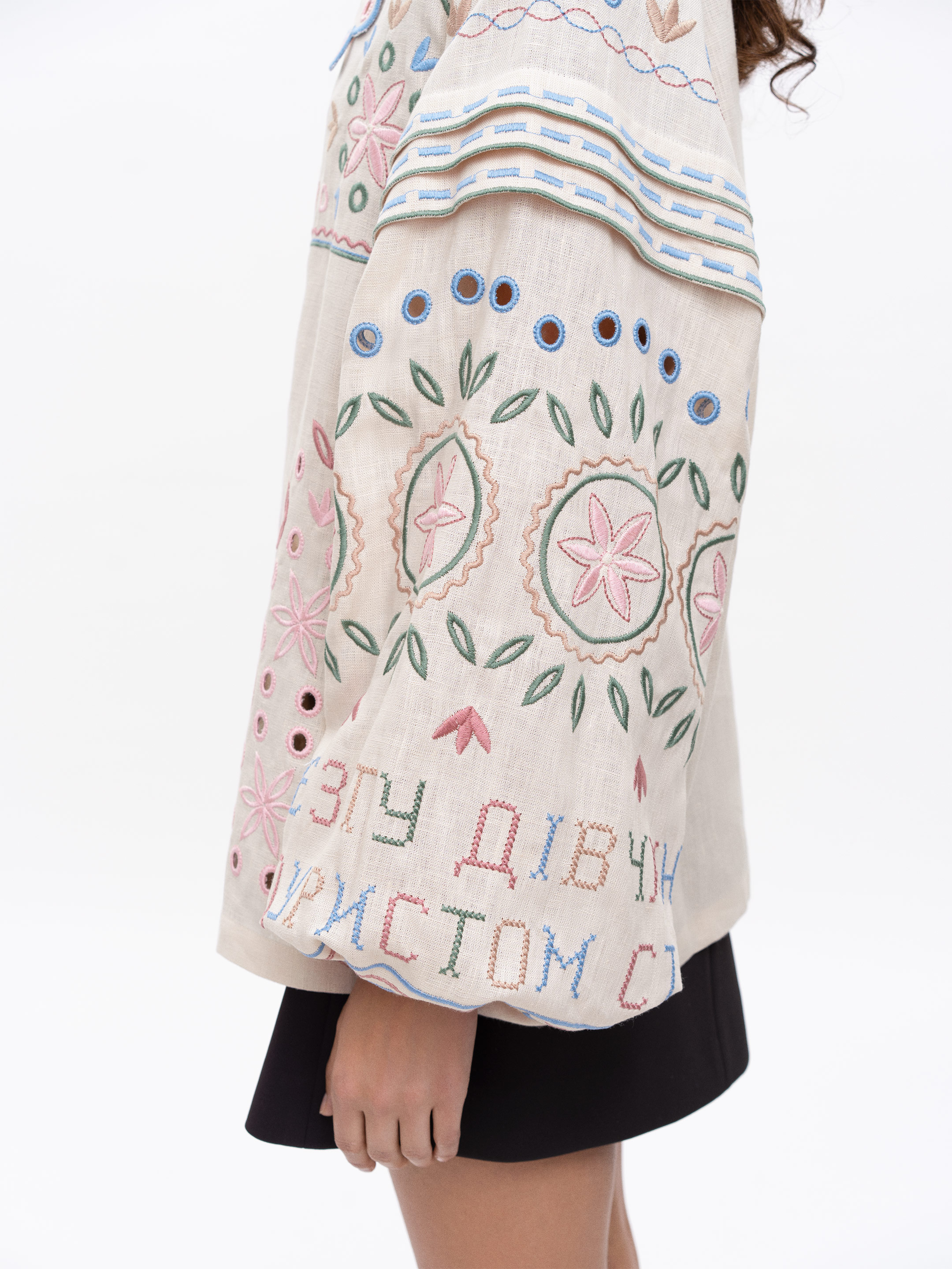 Embroidered beige linen shirt with a collar Bandura choose