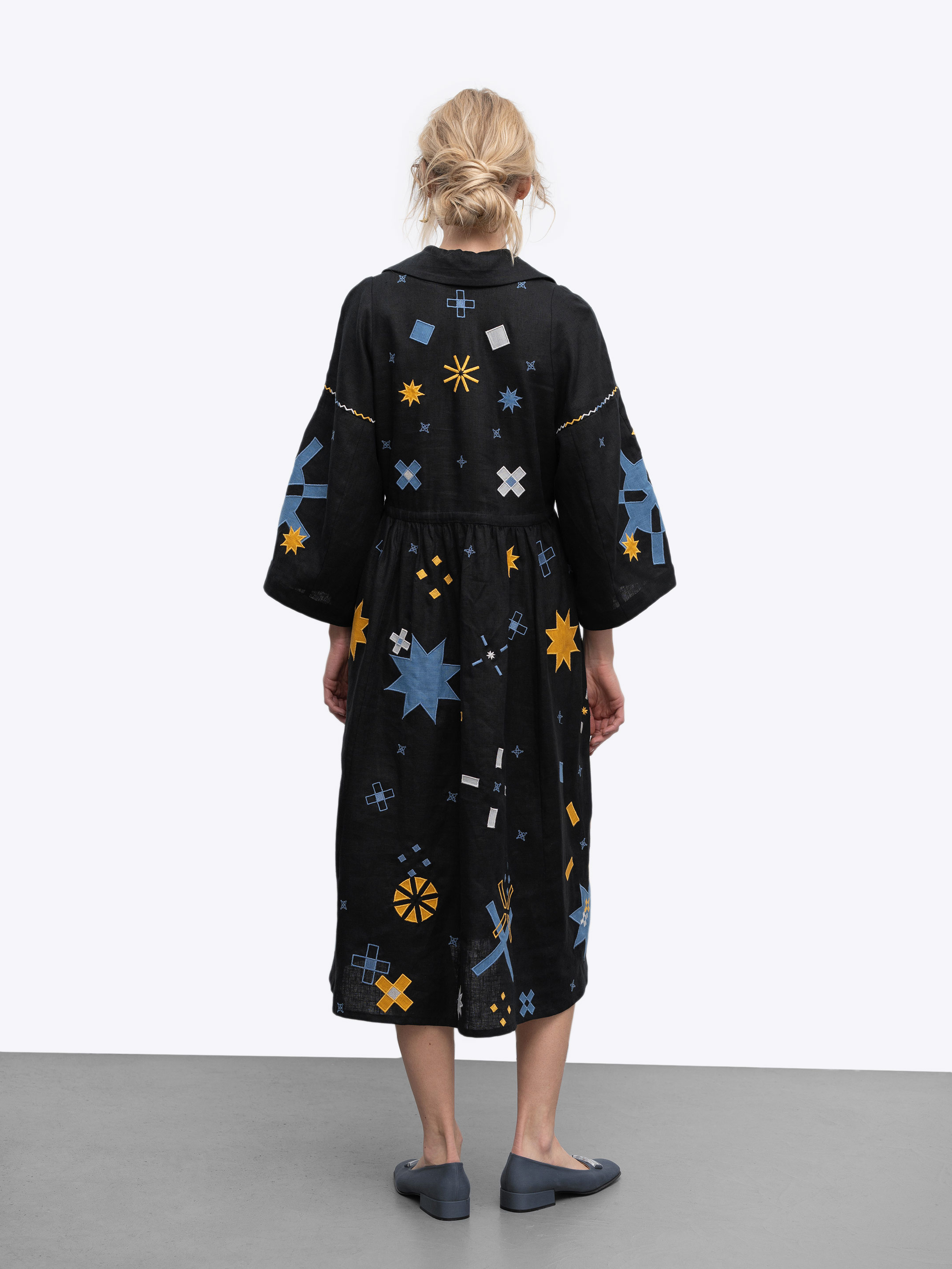 Linen dress with embroidery and applique Zori photo