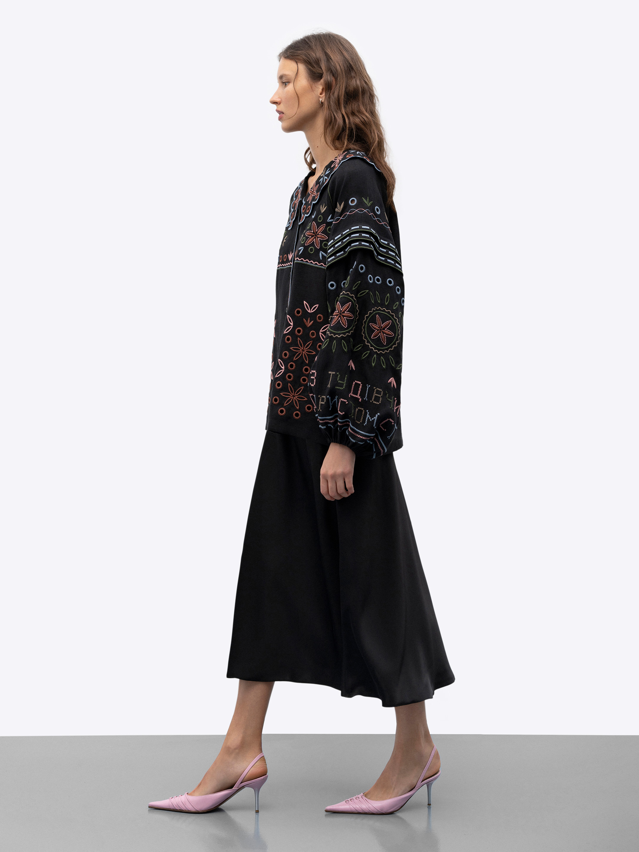 Embroidered jacket made of black linen with a collar Bandura Temna photo