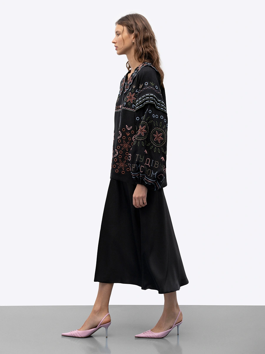Embroidered beige linen shirt with a collar Bandura — Black