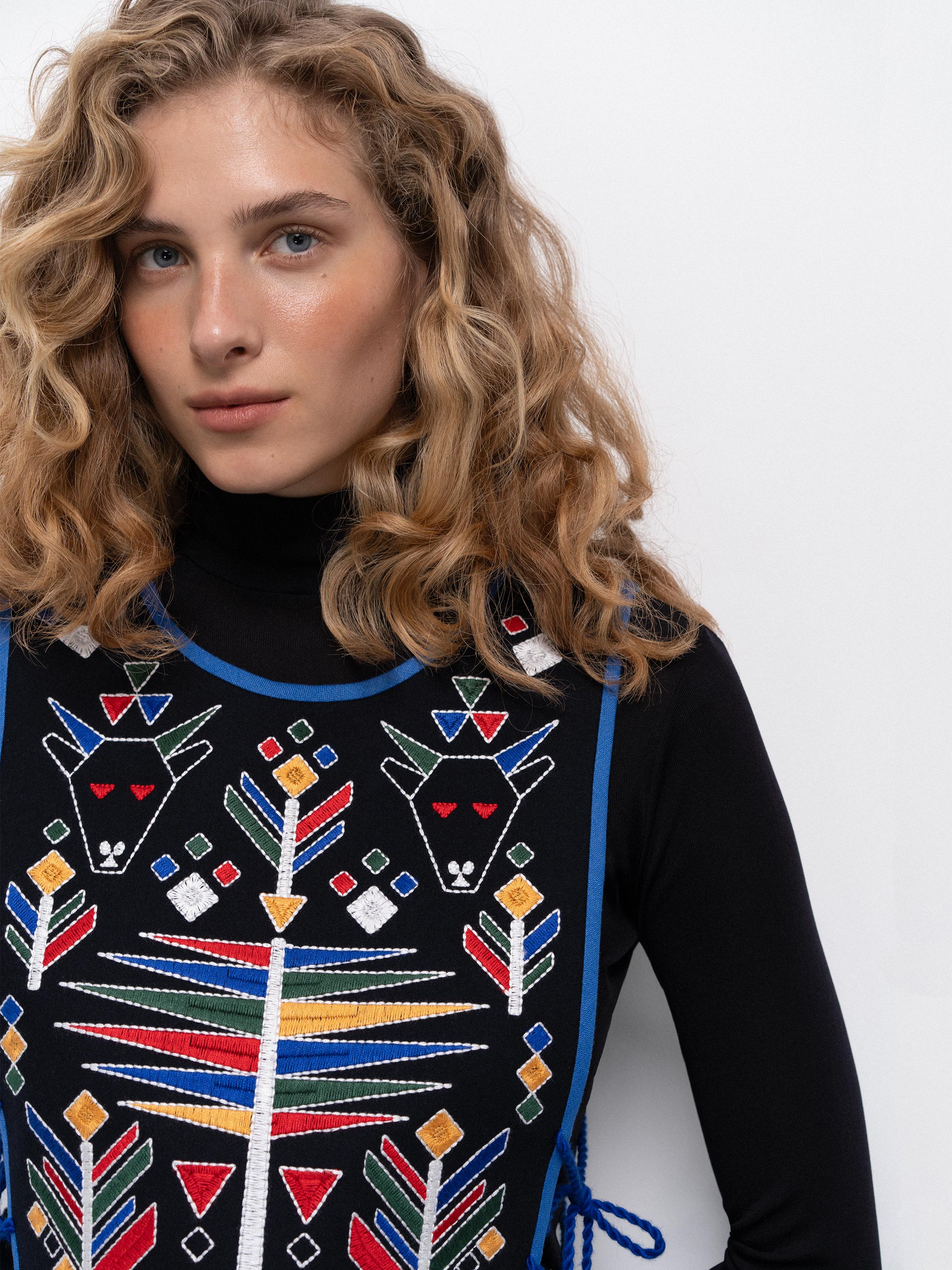 Wool embroidered vest with ties Koza Chorna photo