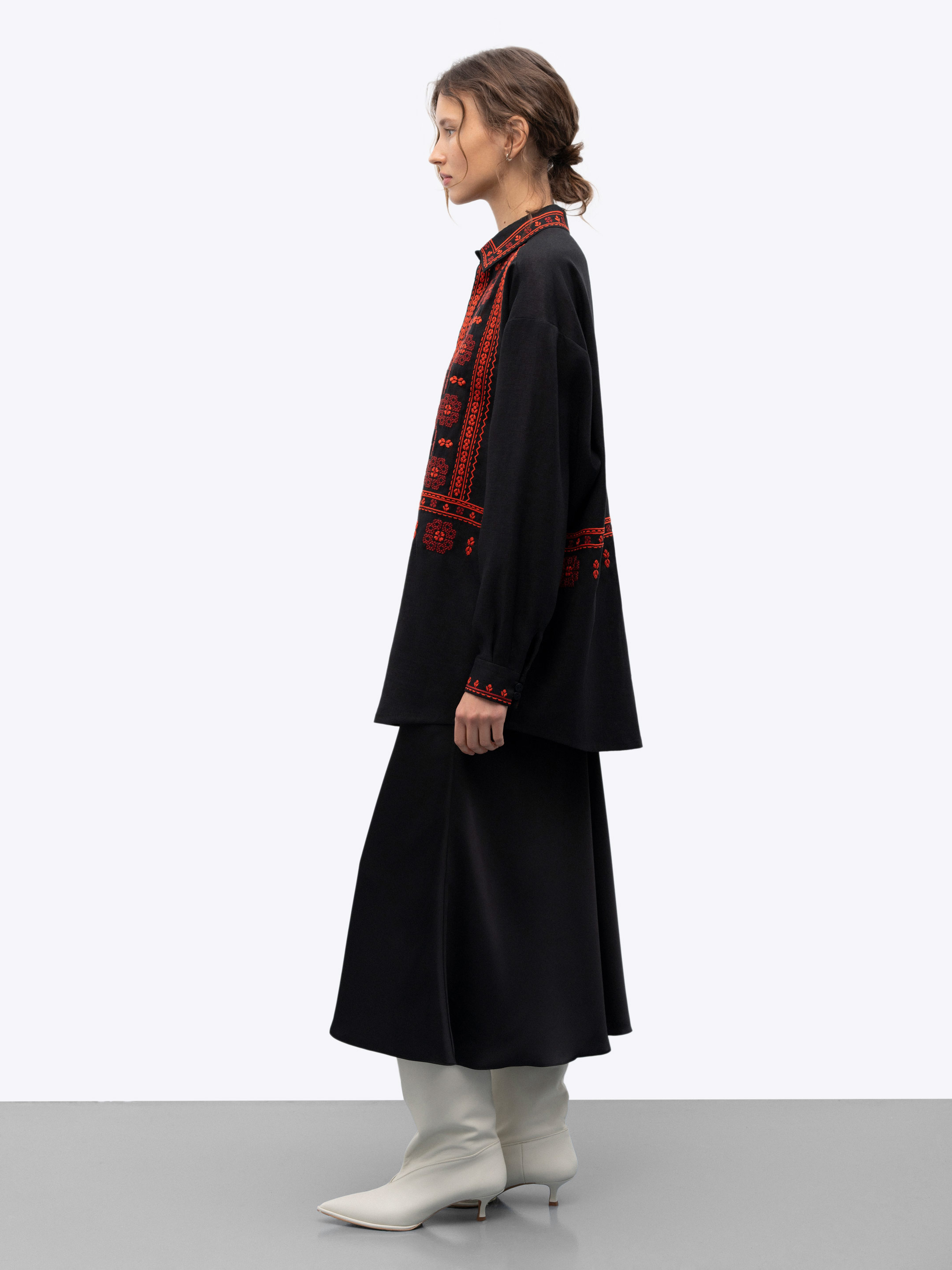 Black linen shirt with an embroidered ornament Nova Khata 1930 ціна