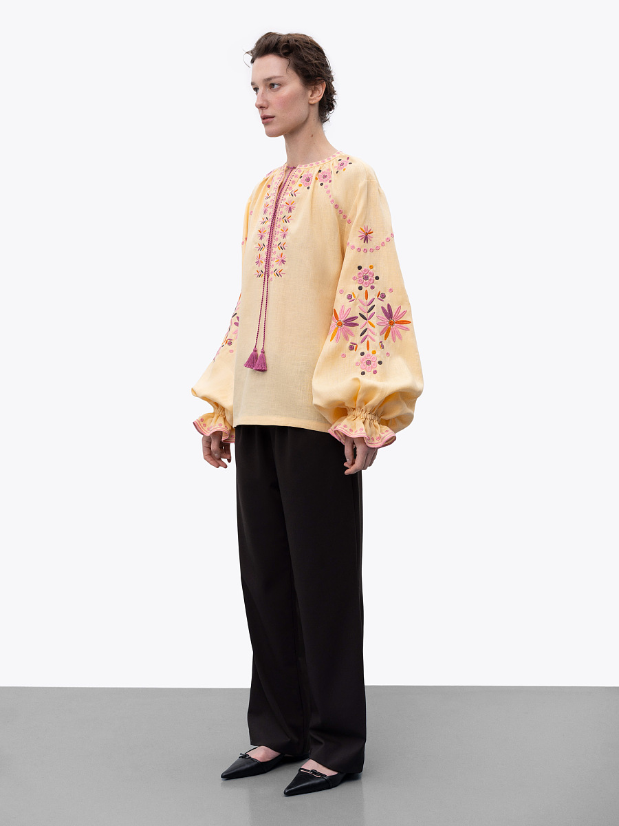 Voluminous embroidered blouse with floral ornaments Kviten [0]