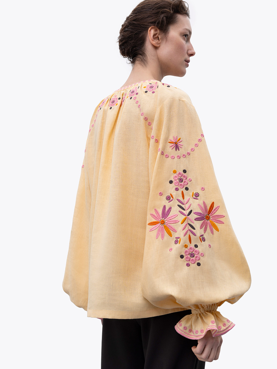 Voluminous embroidered blouse with floral ornaments Kviten [0]