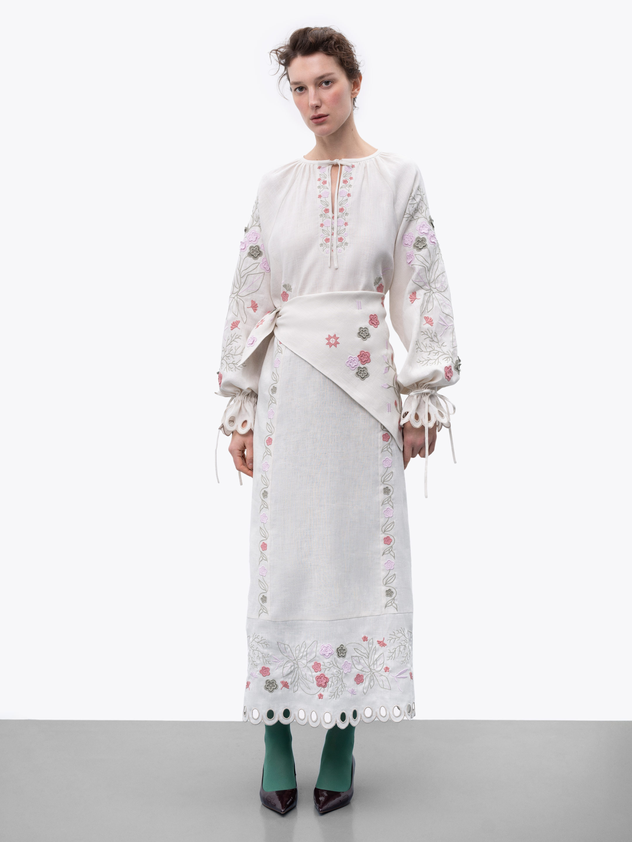 Embroidered linen shawl with floral ornaments Rozmay ціна