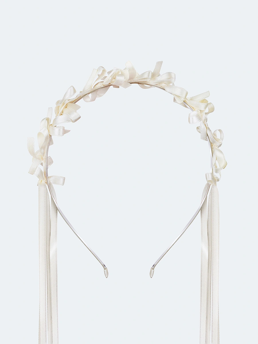 Light summer wreath made of peach-colored satin thread "Lebidka" — Creamy