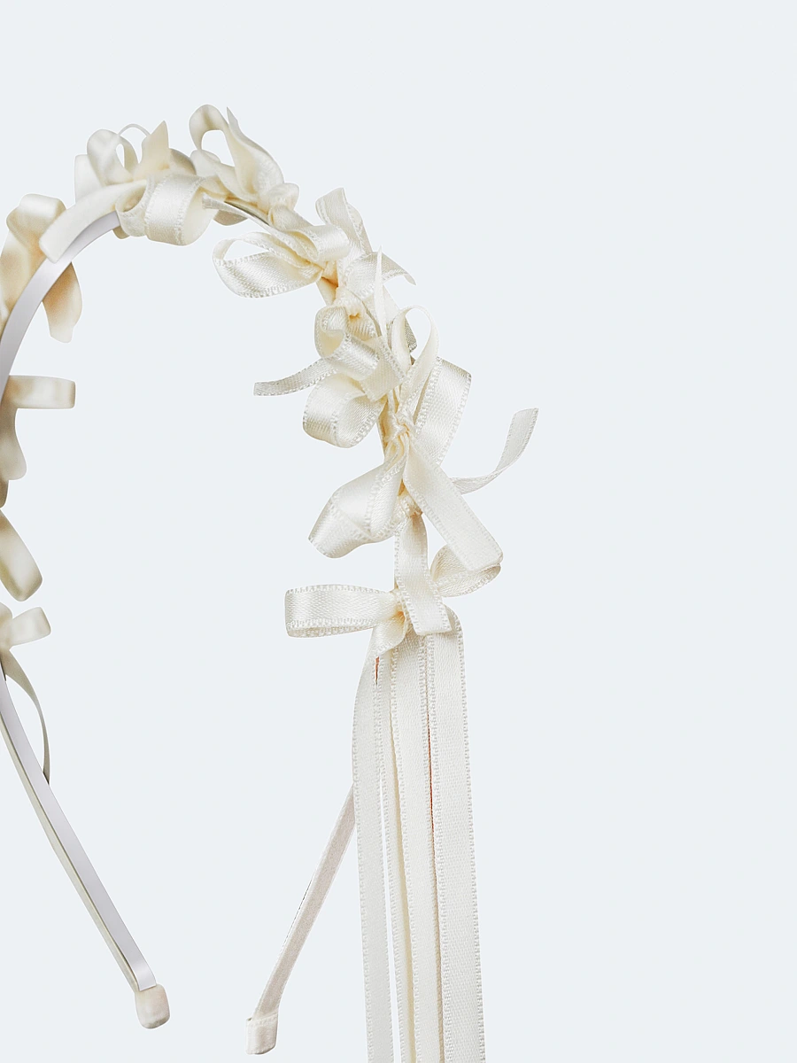 Light summer wreath made of peach-colored satin thread "Lebidka" — Creamy