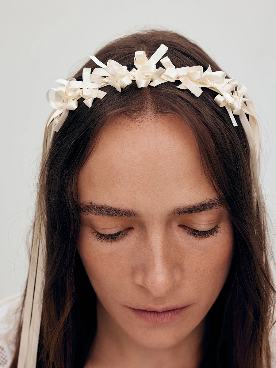 Light summer wreath made of peach-colored satin thread "Lebidka" — Creamy