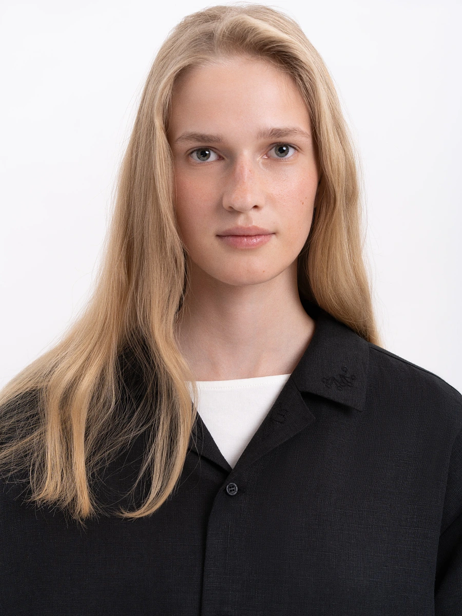 Light shirt with colored embroidery "Hlid" — Black