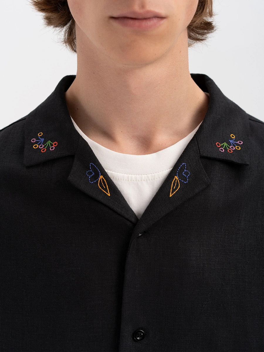 Light shirt with colored embroidery "Hlid" — Black