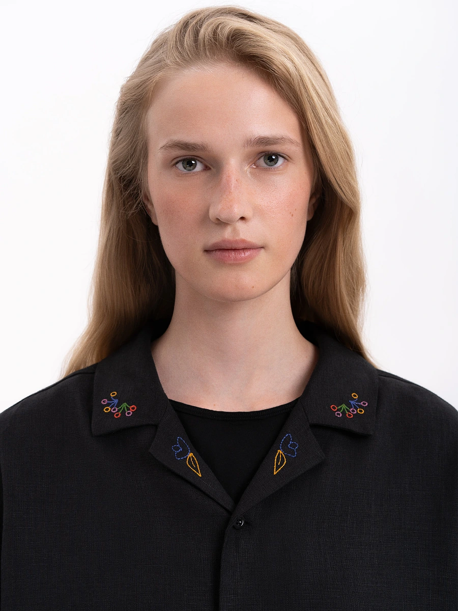 Light shirt with colored embroidery "Hlid" — Black