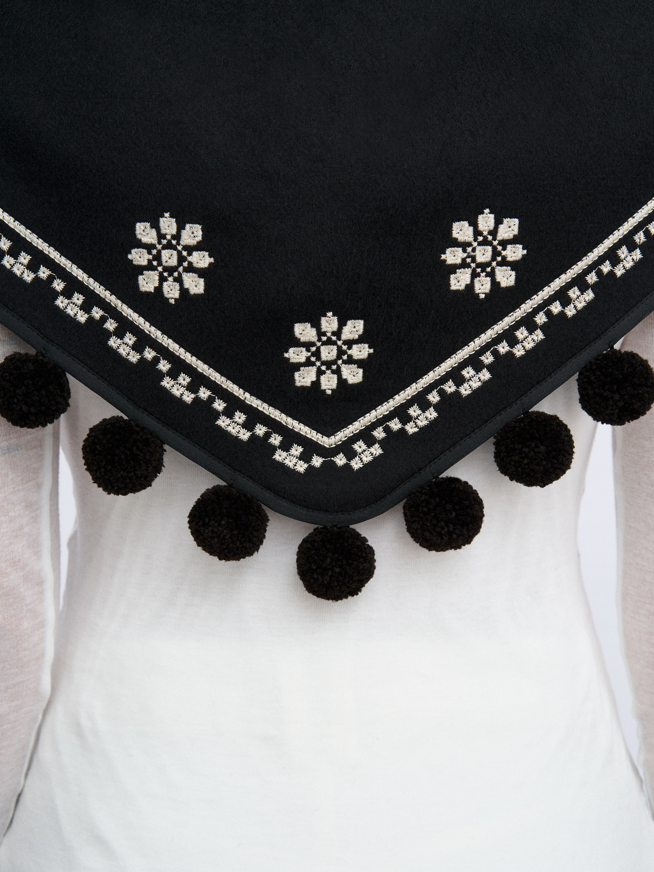 The “Nich” scarf in black photo