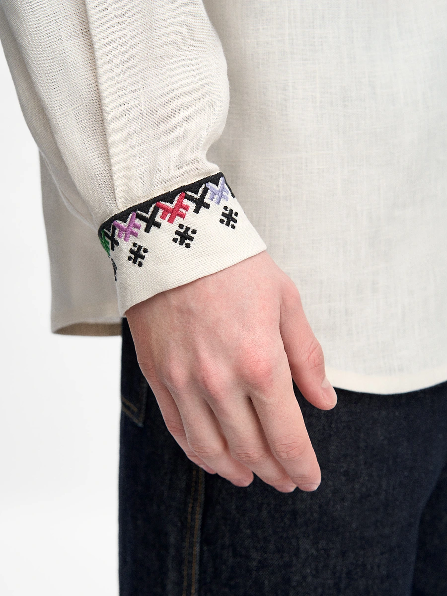 Mandrivnyk dark shirt — White