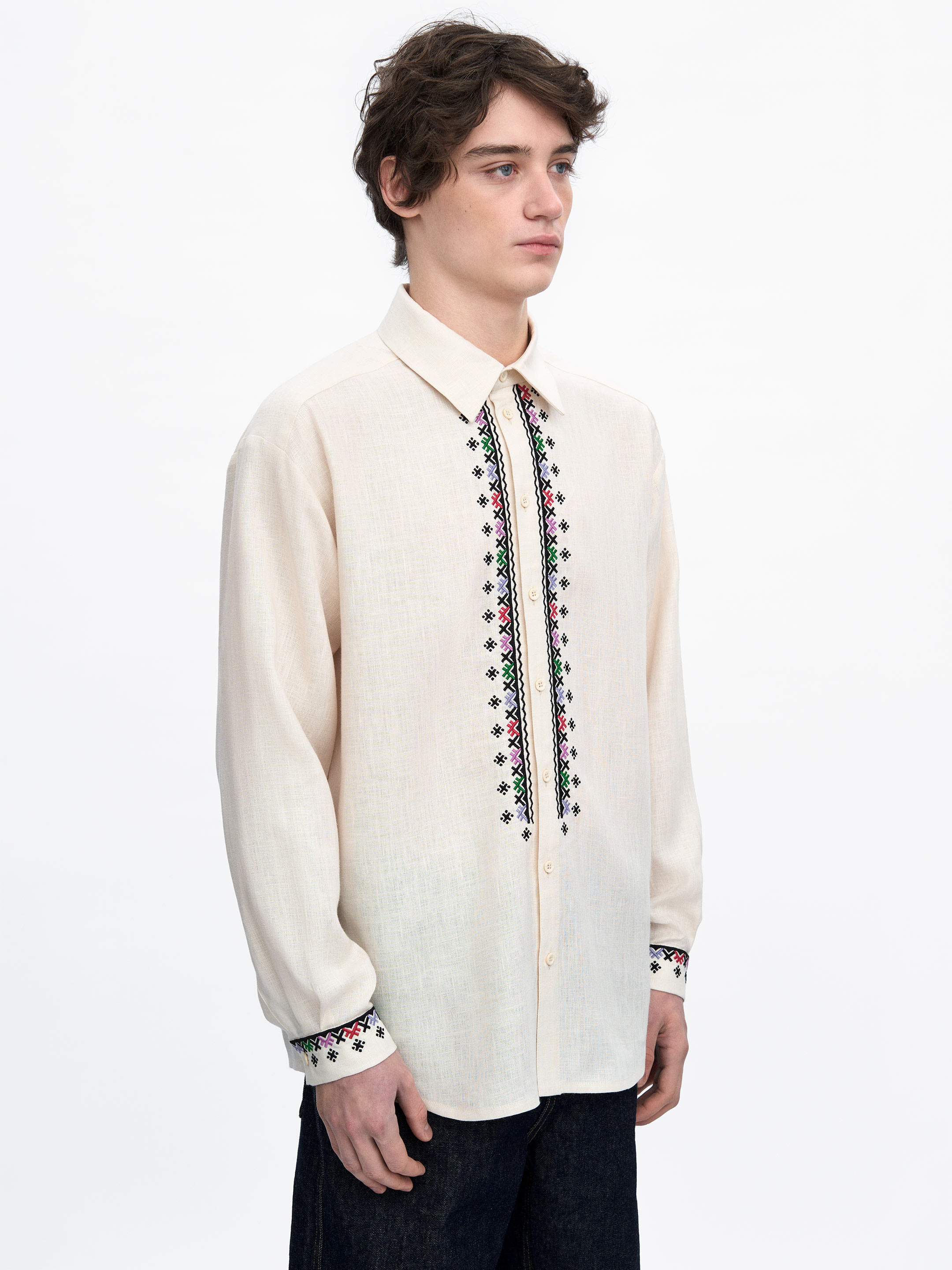 Mandrivnyk light shirt fitting